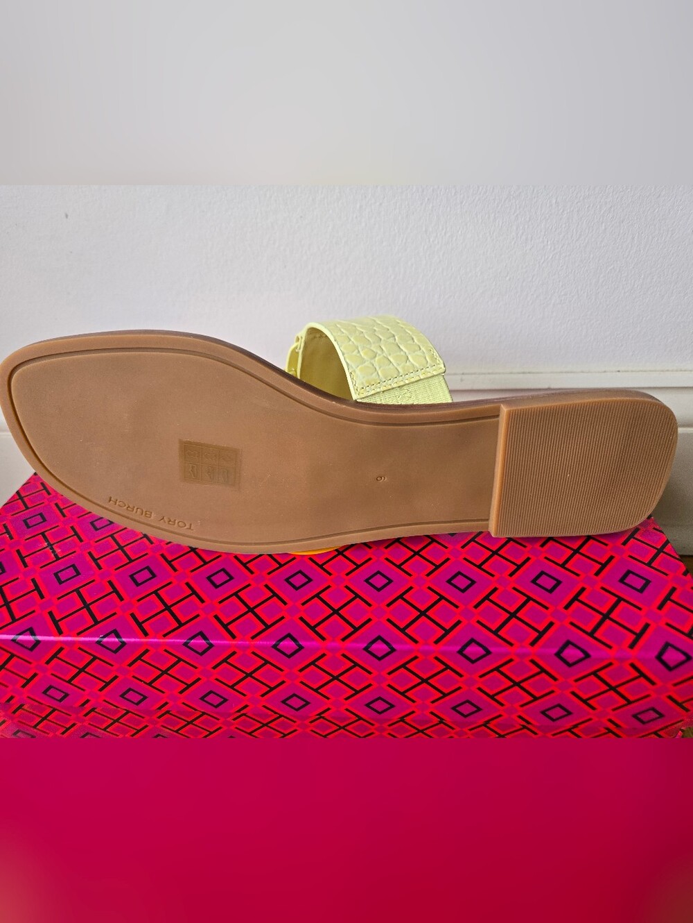 Brand New Tory Burch Light Yellow Leather Georgia Thong Sandal - Picture 2 of 4